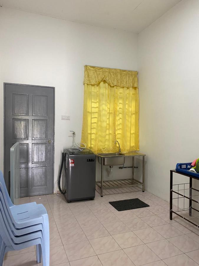 Cempaka Homestay Парит Раджа Экстерьер фото