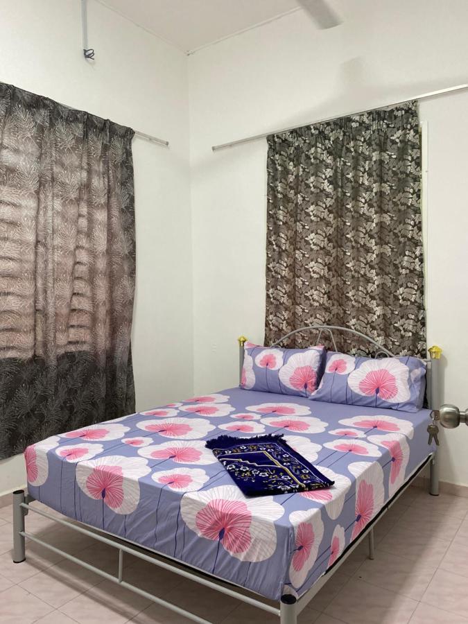 Cempaka Homestay Парит Раджа Экстерьер фото
